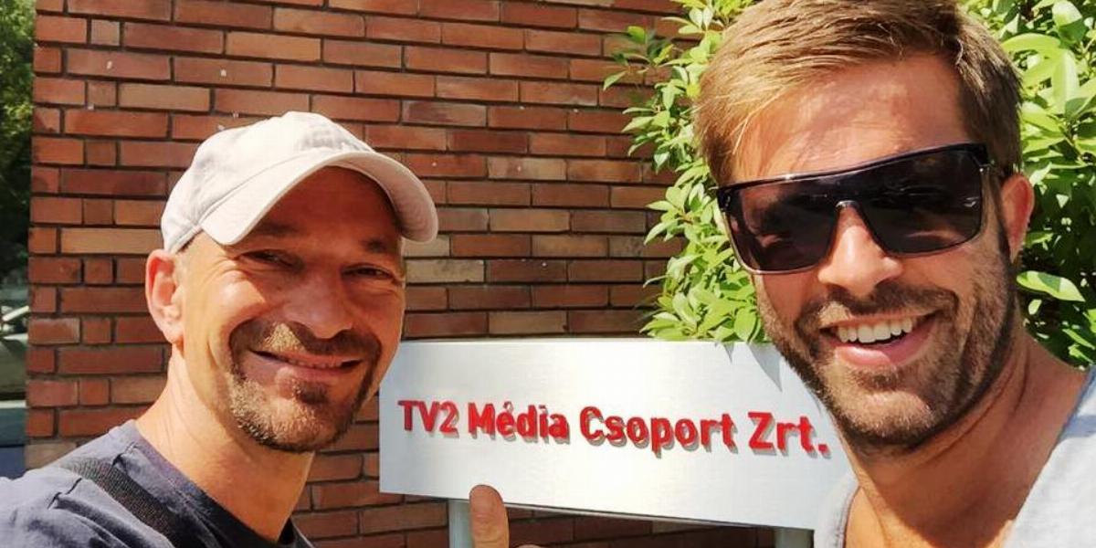 Balázs RTL-es karrierje a Rádió 1 miatt került veszélybe? (Vadon Jani és Balázs a TV2 épülete előtt) Forrás: Facebook/Sebestyén 