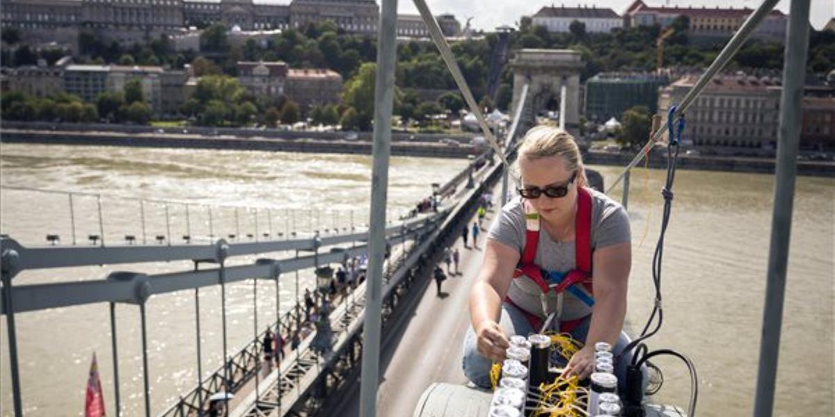 Egy pirotechnikus tűzijátékbombákat telepít a Lánchídon. MTI Fotó: Mohai Balázs