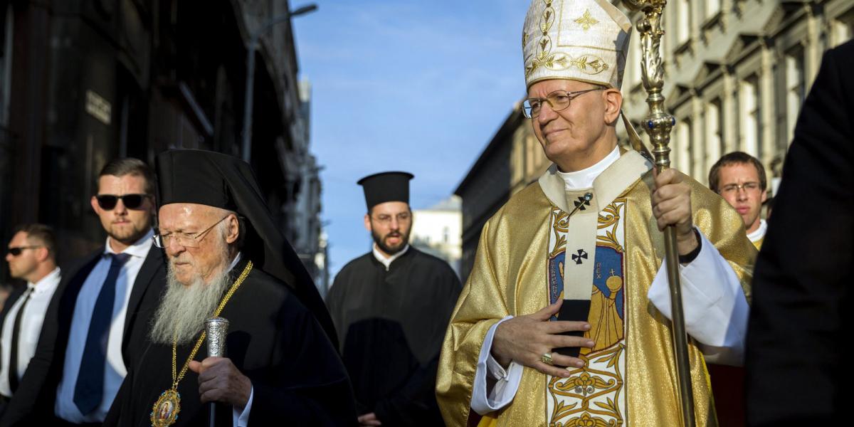 A képem I. Bartolomaiosz konstantinápolyi ökumenikus pátriárka és Erdő Péter bíboros a Szent Jobb körmeneten. Az ehhez kapcsolód