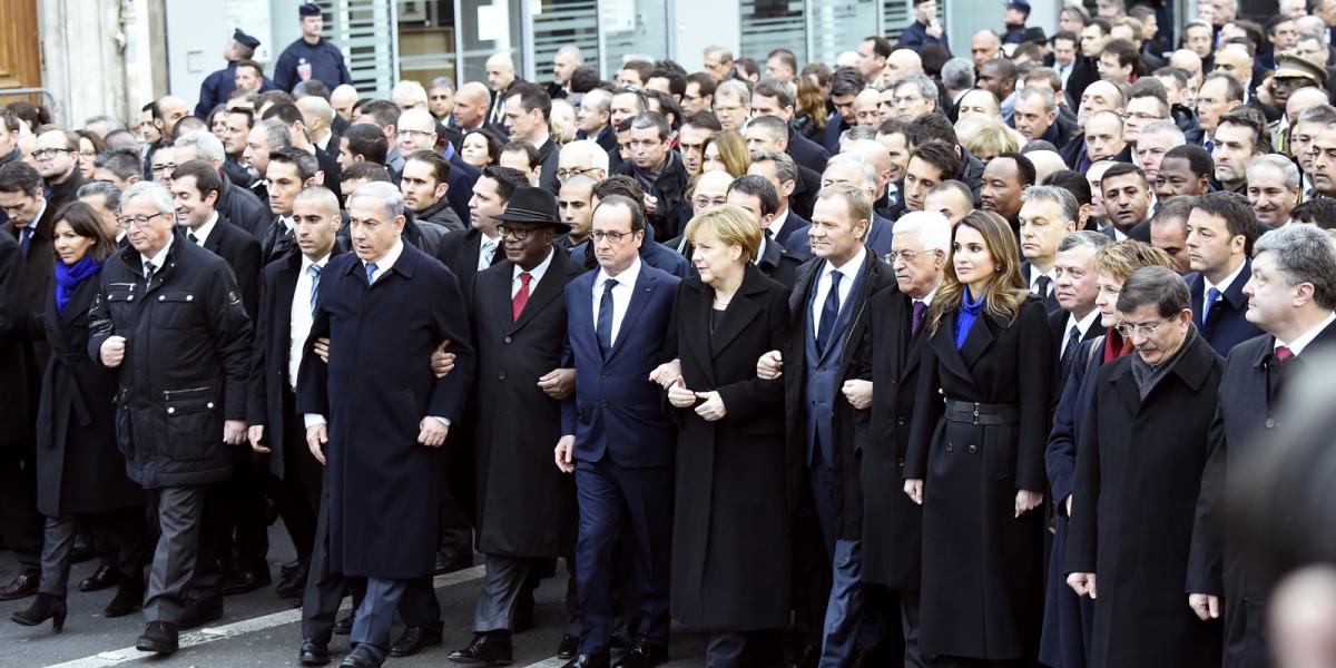 SZOLIDARITÁSI TÜNTETÉS - Orbán Viktor ugyan a harmadik sorban kapott helyet, de előre furakodott a másodikba Merkel kancellár
kö