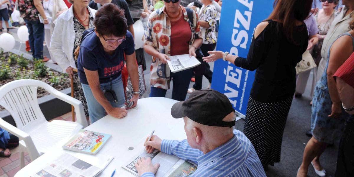 Moldova György dedikál a tavalyi Pozsonyi Pikniken a Népszava standjánál Fotó: Vajda József