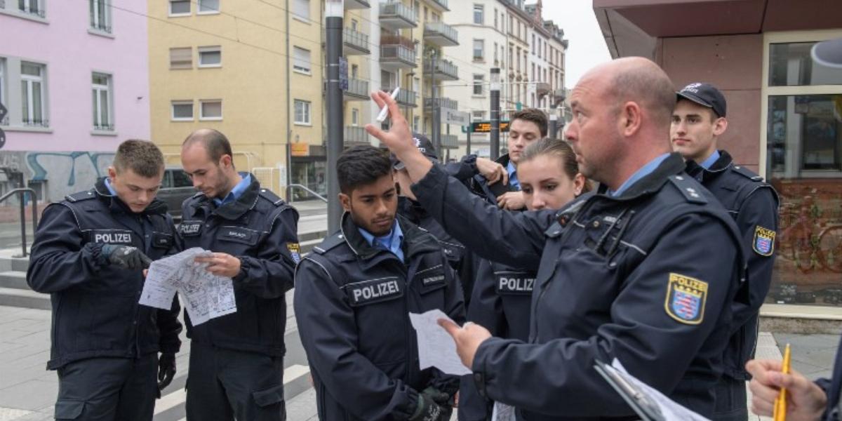 Rendőrök ellenőrzik, hogy üresek-e a házak Frankfurt érintett részében. FOTÓ: THOMAS LOHNES / AFP