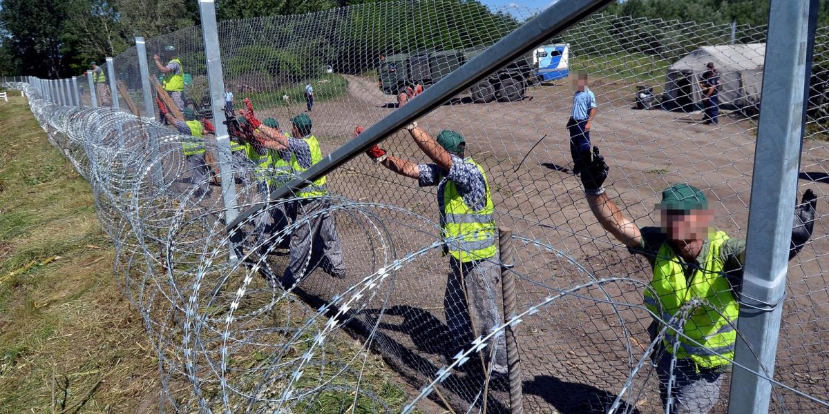 Egy biztos: a Fidesz-közeli cégek jártak a kerítésépítéssel, az adófizetők viszont rosszul. FOTÓ: AFP, Csaba Segesvári