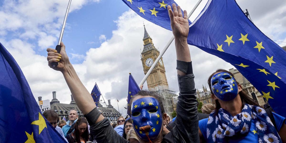 Több ezer ember vett részt Londonban a Brexit elleni tüntetésen szombaton. FOTÓ: NIKLAS HALLE`N / AFP 