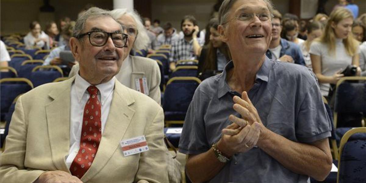 Az amerikai Harry B. Gray, Wolf-díjas kémikus (b) és a brit Tim Hunt Nobel-díjas biokémikus. MTI Fotó: Soós Lajos.