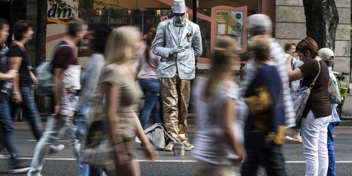 Európai mobilitási hét Budapesten - Mozdulatművész a járműforgalom elől lezárt Andrássy úton 2017. szeptember 16-án. MTI Fotó: S