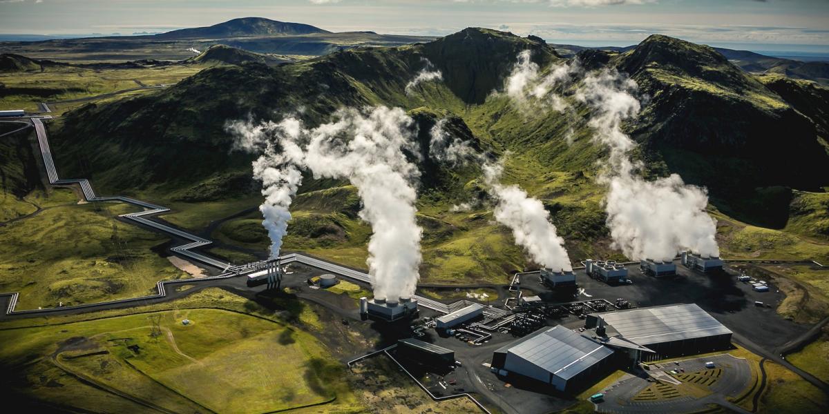 Az izlandi hellisheidi geotermikus erőmű egyszerre termel elektromos
áramot és hőenergiát. Fotó: Arni Saeberg