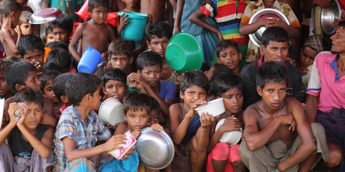 Éhes rohingya-gyerekek Bangladesh-ben várják az élelmiszersegélyt - Fotó: ZAKIR HOSSAIN CHOWDHURY / ANADOLU AGENCY/AFP