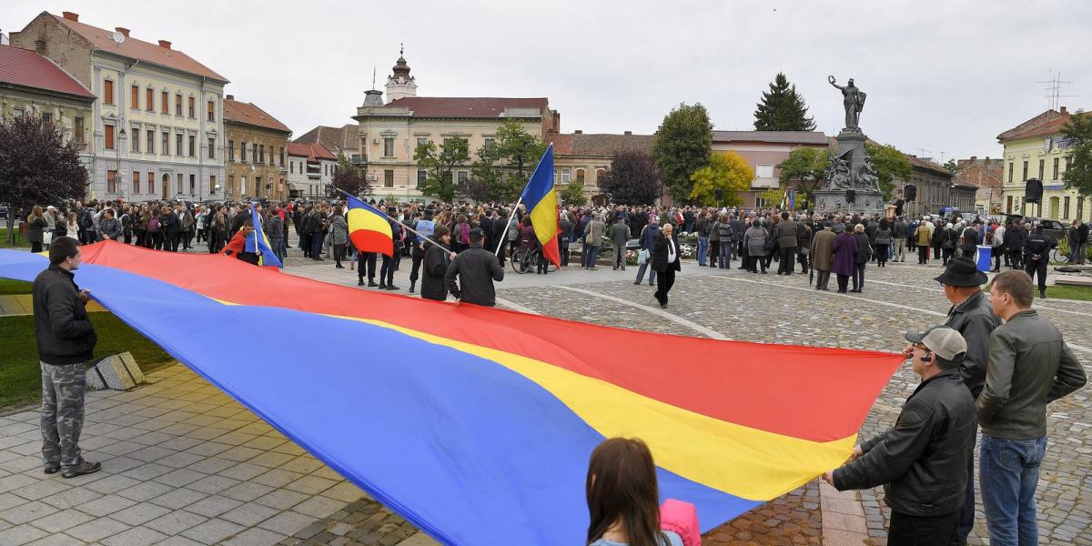  Román zászlót tartanak az aradi vértanúk kivégzésének 168. évfordulója alkalmából tartott megemlékezésen Aradon, a vértanúk eml