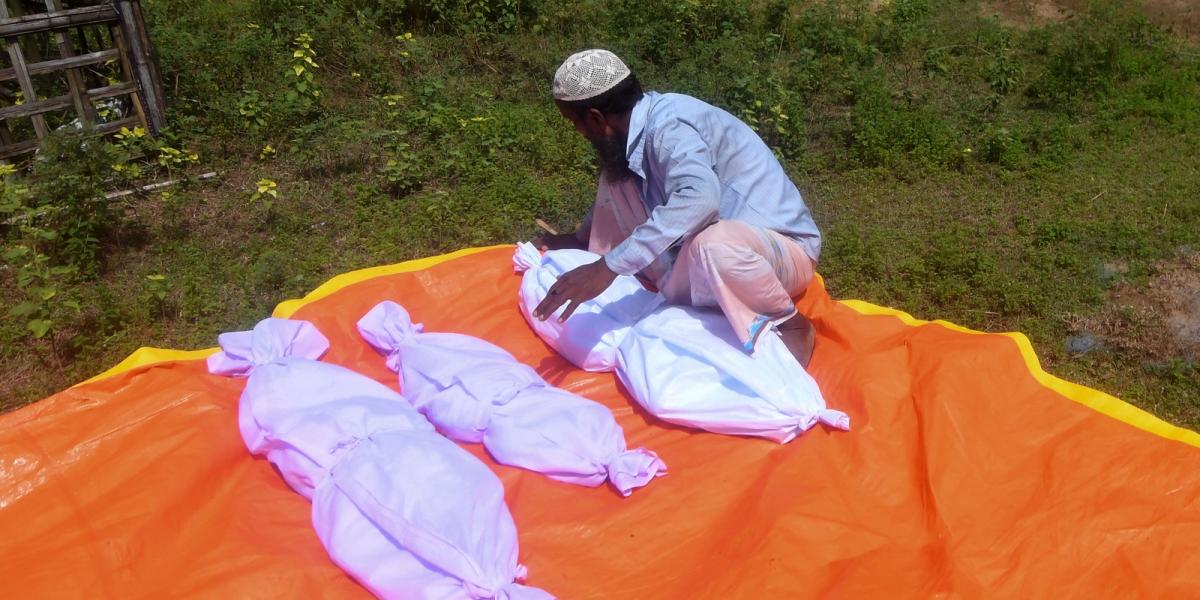 Egy bangladesi önkéntes felkészíti a temetésre a menekültek holttestét - 2017 október 9-én -  Fotó: MUNIR UZ ZAMAN / AFP
