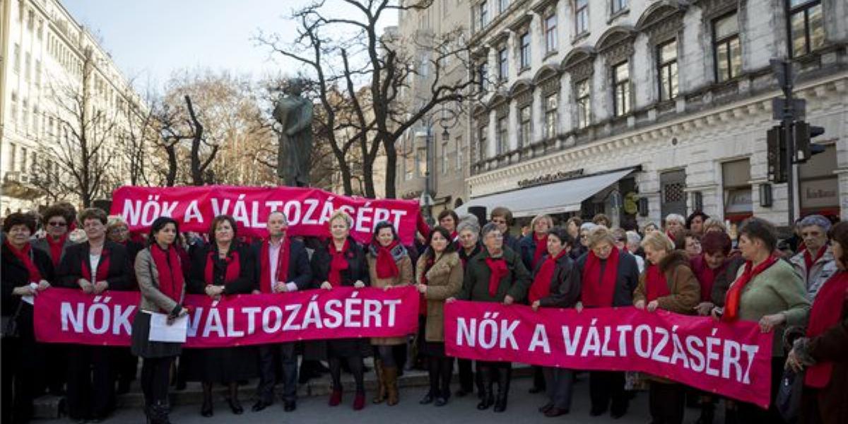 Az MSZP Nőtagozatának demonstrációja. FOTÓ: MTI: Mohai Balázs