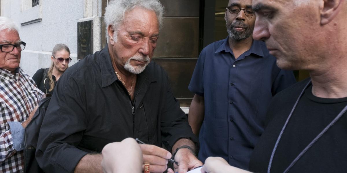 Tom Jones 2017. július 29-én, Madridban, amikor megérkezik a Royal Színházba - Fotó: Oscar Gonzalez / NurPhoto/AFP