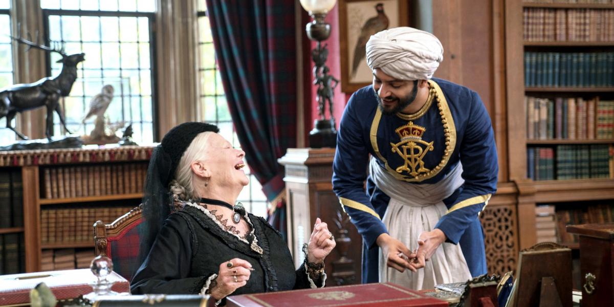 ÚJJÁSZÜLETIK - a morcos királynő (Judi Dench) Abdul (Ali Fazal) jelenlétében FORRÁS: UIP-FILM