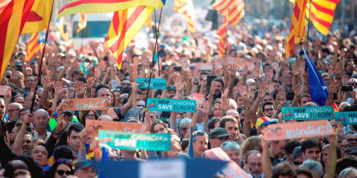 Katalán függetlenségpártiak gyülekeznek a katalán törvényhozás épülete előtt Barcelonában 2017. október 27-én. FOTÓ: MTI/EPA/Mar