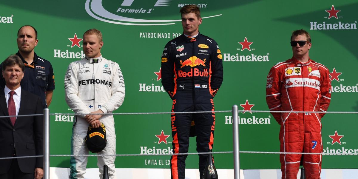 Mercedes finn pilóta Valtteri Bottas (L), a Red Bull holland vezető Max Verstappen (C) és a Ferrari finn pilótája, Kimi Raikkone