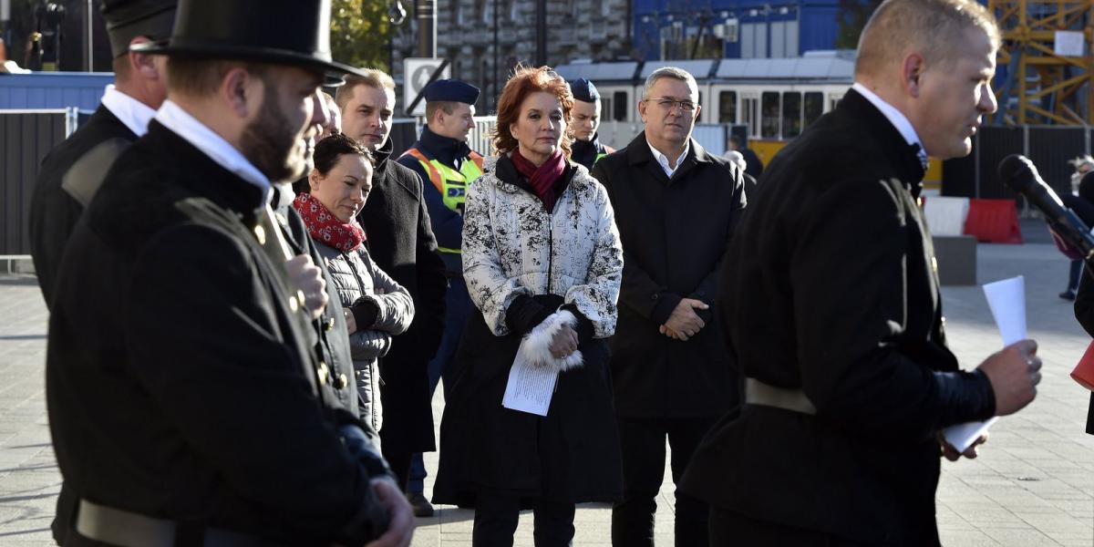  Vámos Csaba, mögötte Szabó Tímea, Harangozó Tamás, Lévai Katalin és Szilágyi György MTI Fotó: Máthé Zoltán