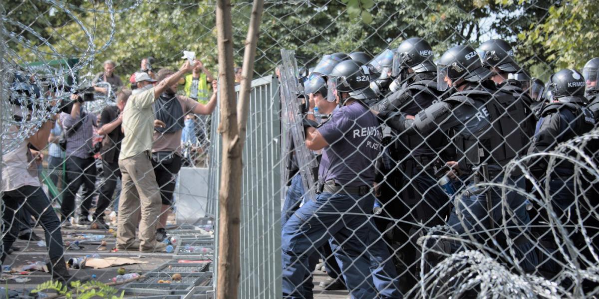 Illusztráció - Magyar rendőrök összecsapása Horgosnál átlépésére váró menekültekkel 2015. szeptember 16-án. Fotó: CITIZENSIDE / 