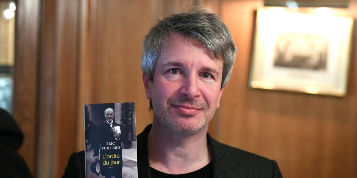 Eric Vuillard, kezében az immáron Goncourt-díjas regénnyel - Fotó: Eric Feferberg/AFP