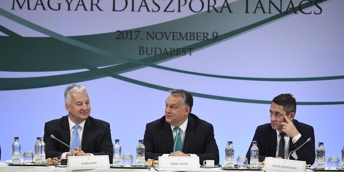 De nagyon elégedettek - Orbán Viktor miniszterelnök a fővárosi Várkert Bazárban 2017. november 9-én.  Mellette Semjén Zsolt nemz