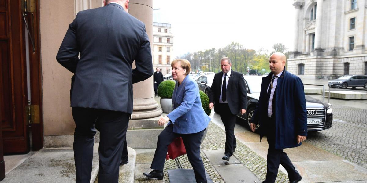 Angela Merkel jókedvűen érkezett a tárgyalásokra, noha egyelőre nincs oka örülni Fotó: AFP/Tobias Schwarz