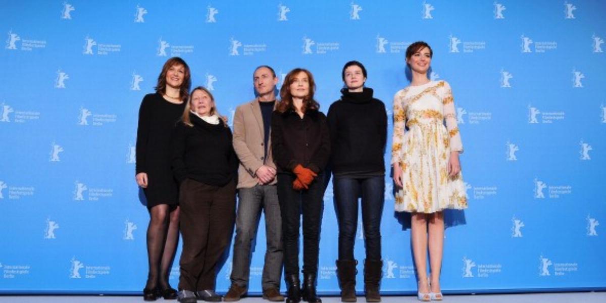 A képen a rendező, Guillaume Nicloux és a The Nun c. film színésznői láthatók a 63. Berlinale Nemzetközi Filmfesztiválon. Fotó: 