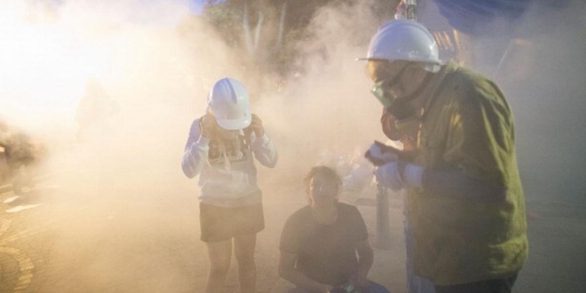 Törökország, Isztambul - 2013 június 15. A Gezi-parknál tüntetők menekülnek a rendőrségi könnygáz elől. Fotó: Lam Yik Fei / Gett