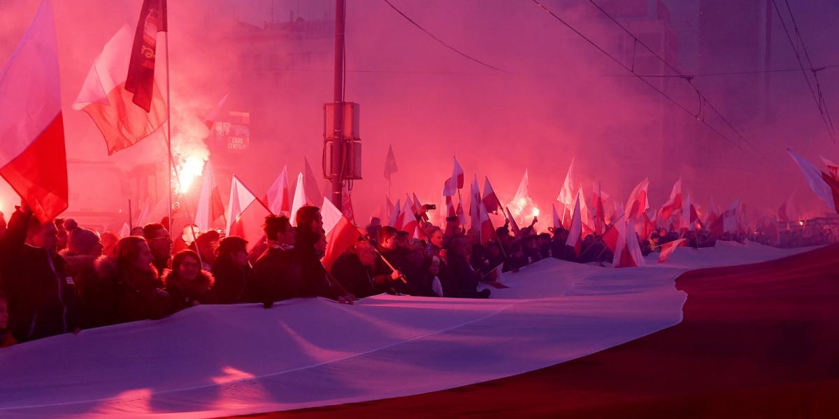 A november 10-i nemzeti ünnepen 60 ezren vettek részt a szélsőjobb
felvonulásán a lengyel fővárosban. FOTÓ: AFP/JANEK SKARZYNSKI