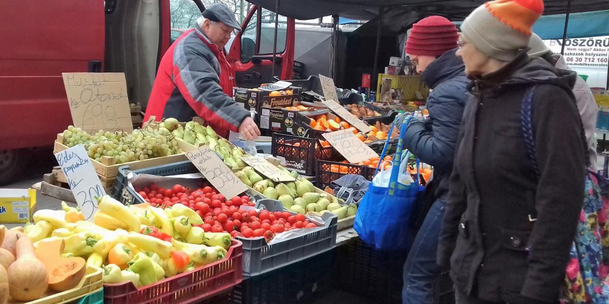 Távolról jönnek, hogy a megbízható termelőtől vásároljanak. A szerző felvétele.