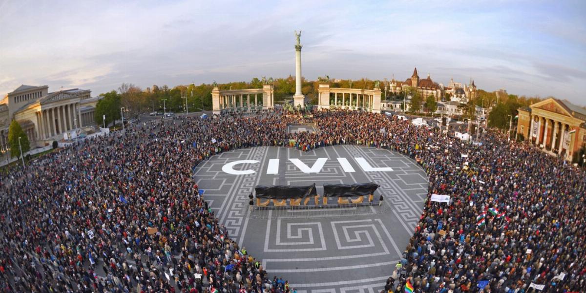 Áprilisban több tízezren tüntetettek a Hősök terén, ahol élőképpel demonstráltak az Orbán-kormány civil- és társadalomvegzáló po