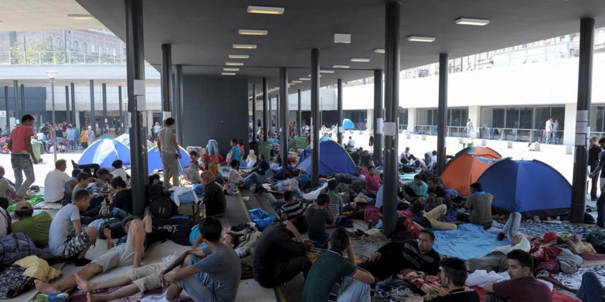 2015, magyarország, Budapest - A demonstratív módon, az induló migránsozós kampány nyitányaként összezsúfolt menekültek a Keleti