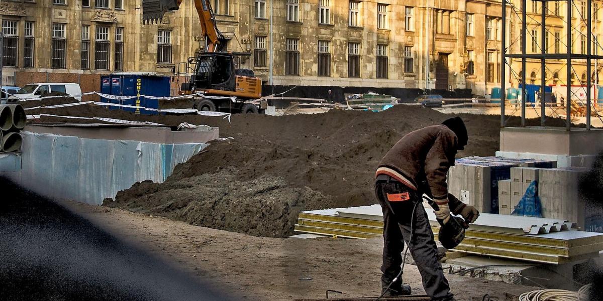 ÁTÉPÍTIK A TÁRCA ÉPÜLETE ELŐTTI TERET - Most épp a belső fogyasztás élénkítésével próbálkozik a kormány FOTÓ: VAJDA JÓZSEF