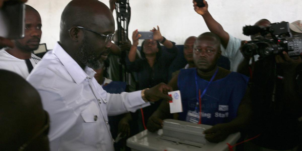 A George Weah labdarúgó-ikon és a Demokratikus Változás Koalíció elnöke a 2017. december 26-i választásokon - Monrovia, Libéria.