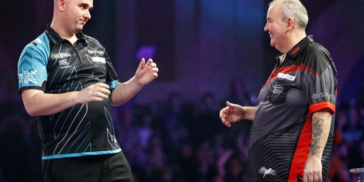 Rob Cross és Phil Taylor - Fotó AFP/Tolga Akmen