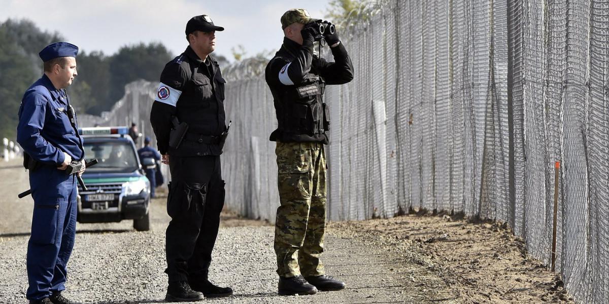 MILLIÁRDOK MENTEK A KERÍTÉSBE Egy menekültre mindössze 6 ezer forint jutott - FOTÓ: MTI/MÁTHÉ ZOLTÁN 
