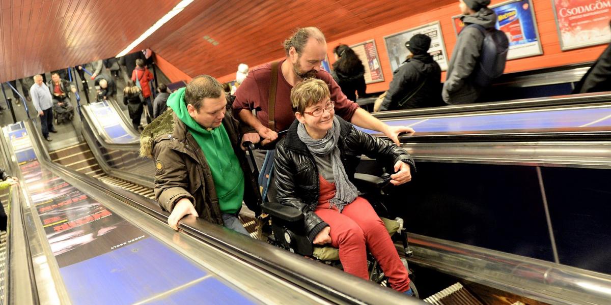 "Teljes értékű metrót" figyelemfelhívó akció civil szervezetek rendezésében a 3-as metró összes metrómegállójának akadálymentesí