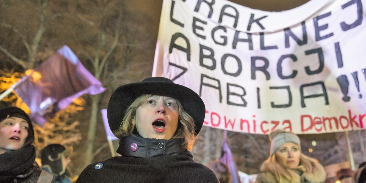 Tüntetés a lengyel fővárosban az abortuszhoz kapcsolódó korlátozások szigorításával kapcsolatos javaslatokkal szemben 2018 januá