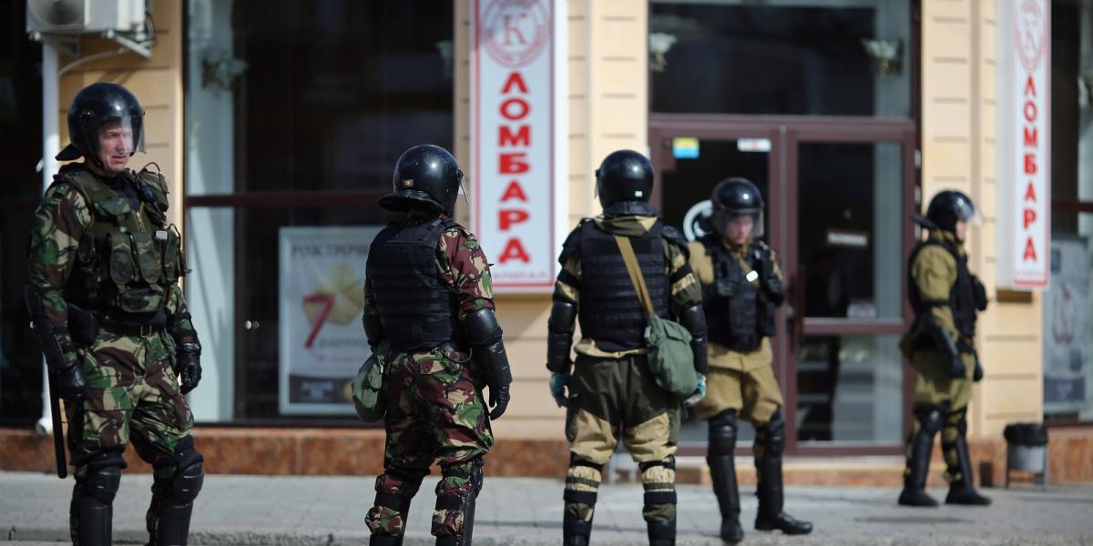 Úgynevezett „önvédelmi erők” ügyelnek a rendre a Krím székhelyén, Szimferopolban FOTÓ: EUROPRESS/GETTY IMAGES/DAN KITWOOD