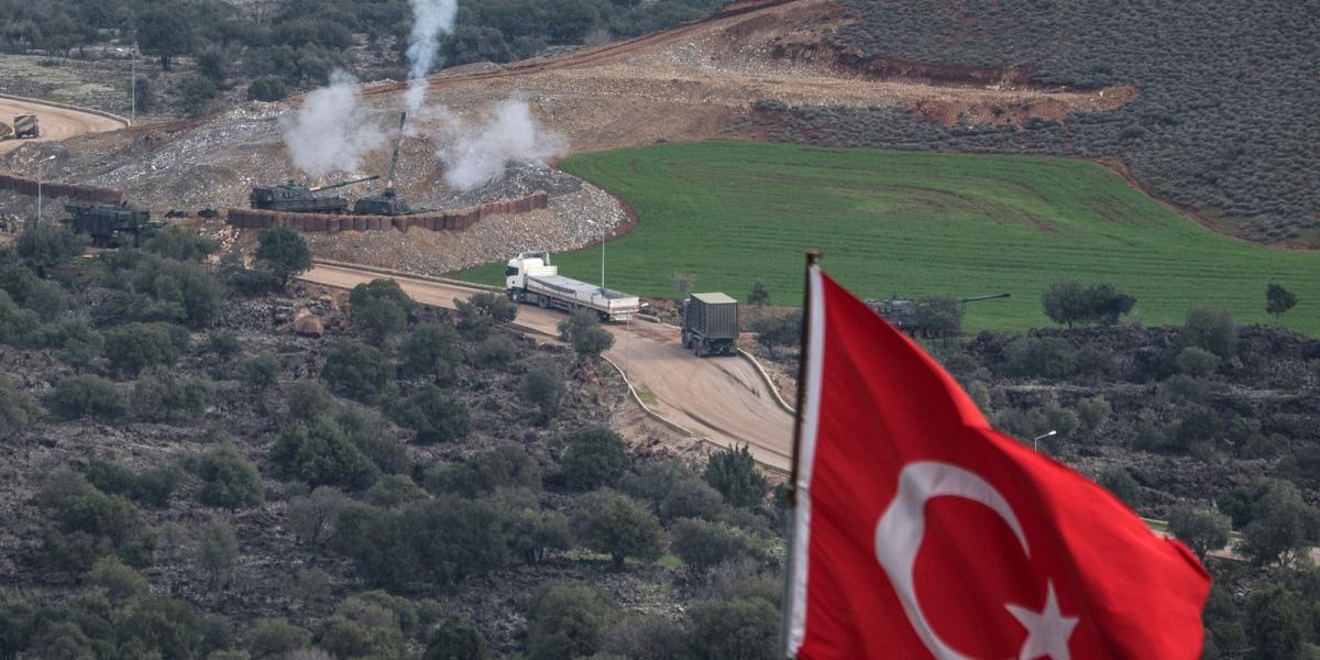 A török hadsereg lövi a kurd Népvédelmi Egységek állásait Fotó: AFP/Bulent Kilic