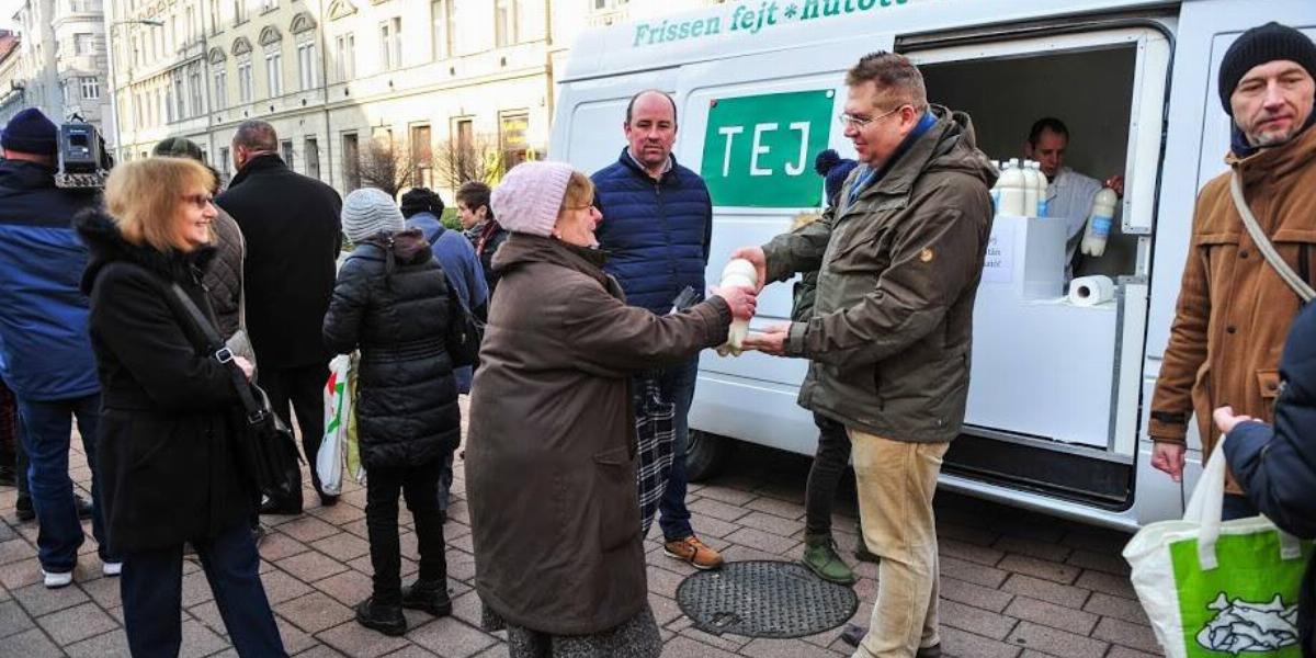 KAMPÁNYTEJ Bajkai parlamenti képviselőnek készül, népszerűségét január végén tejosztással is növelni akarta - FORRÁS: BAJKAI IST