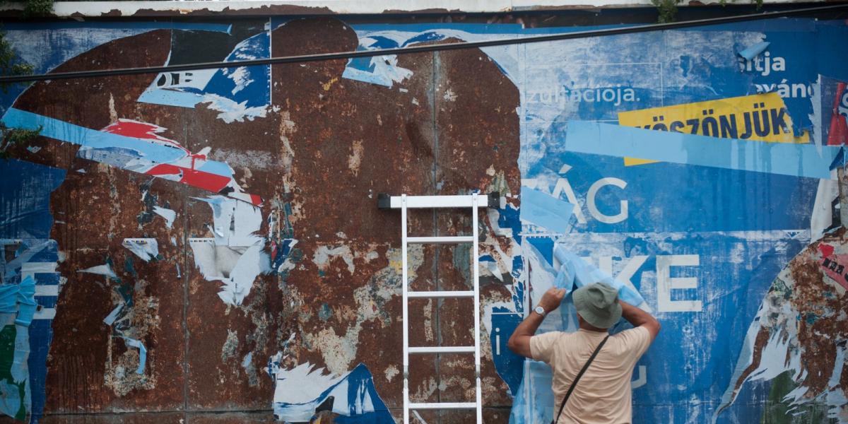 A kép egy, a kormány plakátjai ellen tiltakozó, plakáteltávolító demonstráción készült, melyet az Együtt szervezett 2017 nyarán.