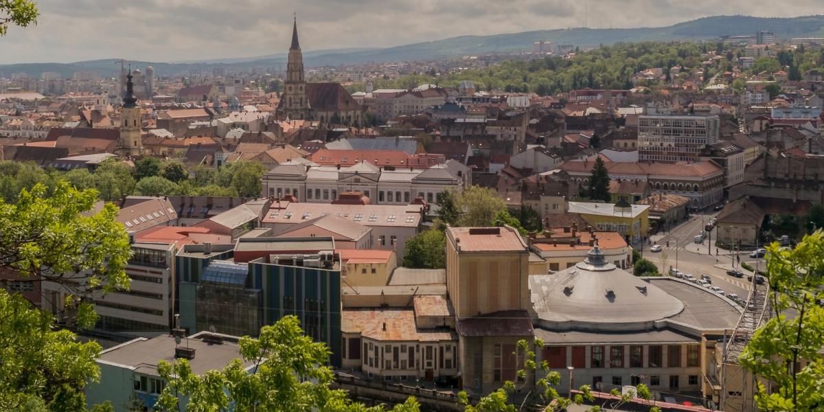 Kolozsvár látképe, előtérben a Kolozsvári Állami Magyar Színház épületével. Fotó: Shutterstock.