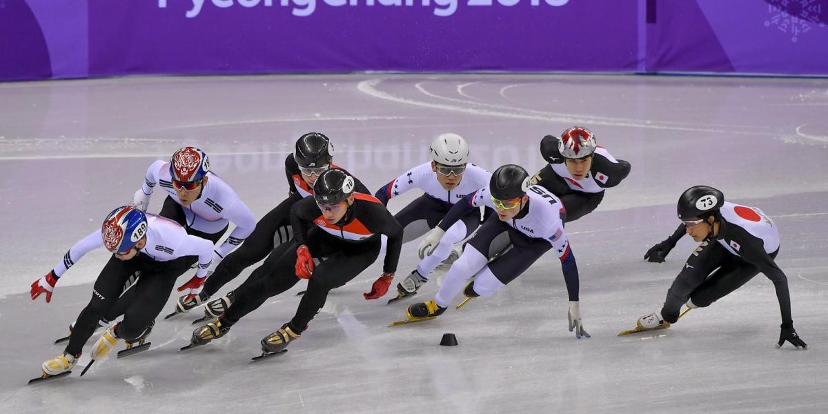 Liu Shaoang (b3) és Liu Shaolin Sándor (b4) a phjongcshangi téli olimpia 5000 méteres gyorskorcsolyaváltó versenyének elődöntőjé