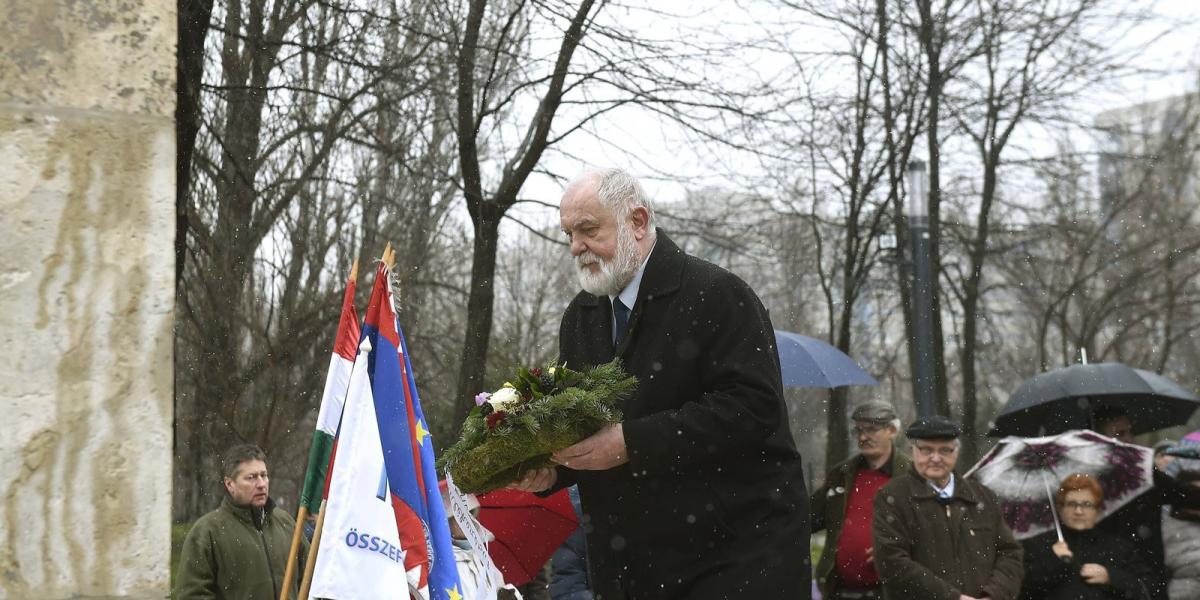  Hanti Vilmos, a MEASZ elnöke koszorúz a II. világháború fővárosi befejezésének 73. évfordulója alkalmából tartott megemlékezése