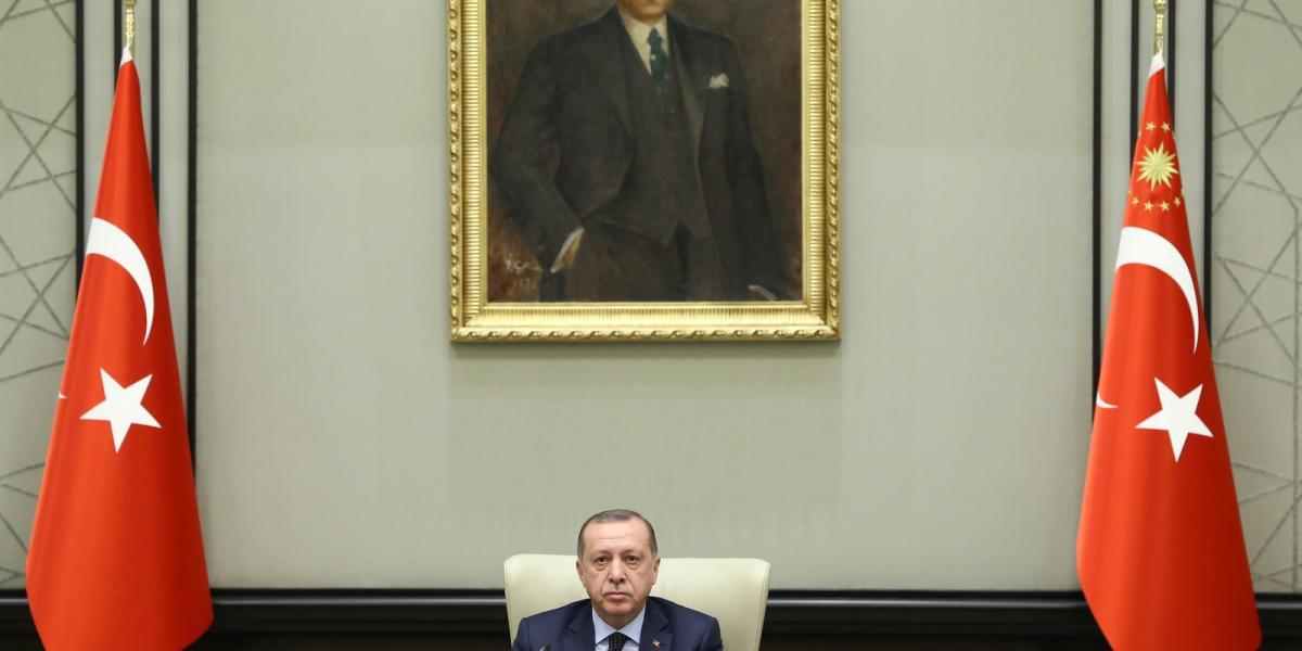 Recep Tayyip Erdogan török államfő az elnöki palotában, egy hétfői ülésen. Fotó: KAYHAN OZER / ANADOLU AGENCY