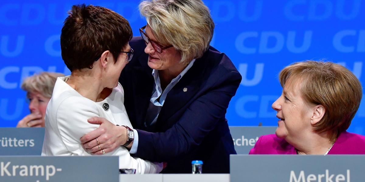 CDU kongresszus, balra Annegret Kramp-Karrenbauer, jobbra Angela Merkel. Fotó: Tobias SCHWARZ / AFP