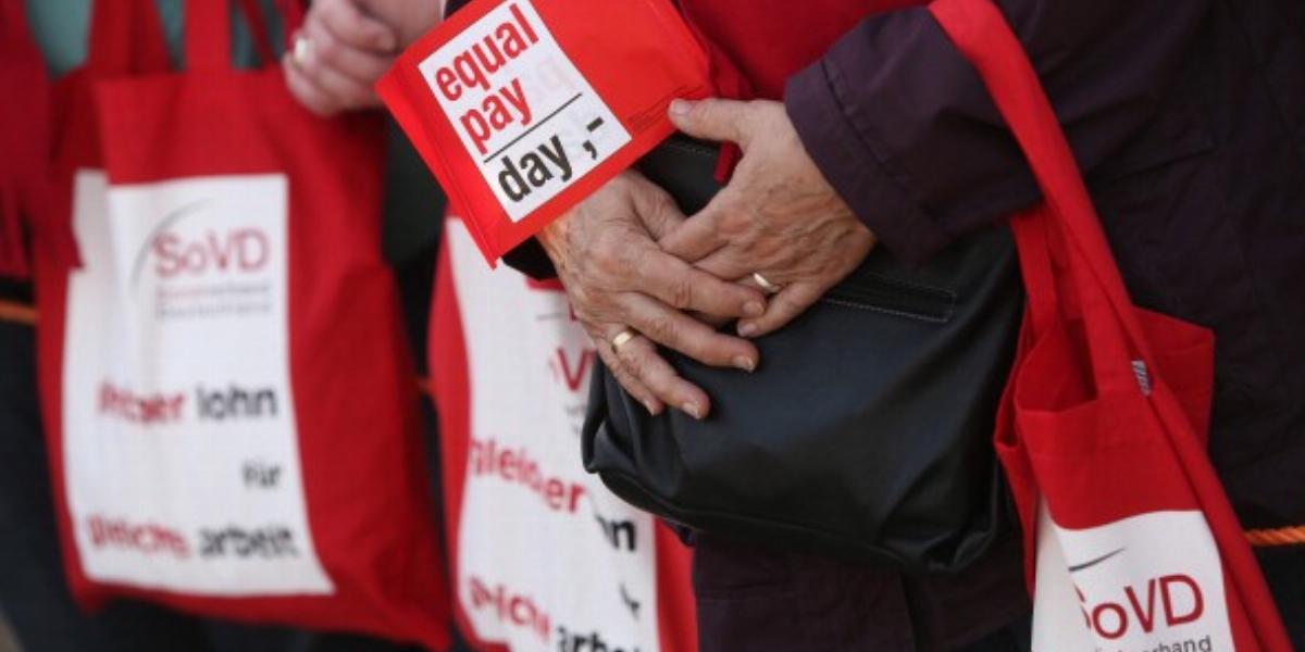 Németország, Berlin - március 21. Tüntetők az "Equal Pay Day"-en.  Az évente megrendezésre kerülő eseményen a nemek közötti bérk