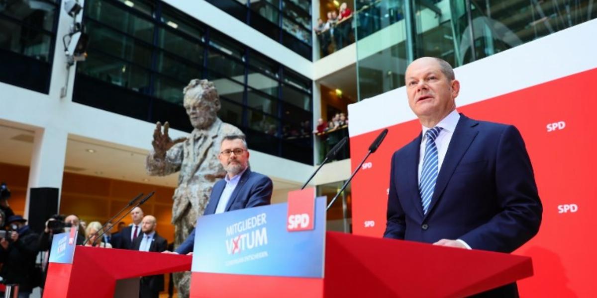 A Szociáldemokrata Párt (SPD) kincstárnoka, Dietmar Nietan (b) és Hamburg polgármestere és az SPD elnöke, Olaf Scholz bejelentik