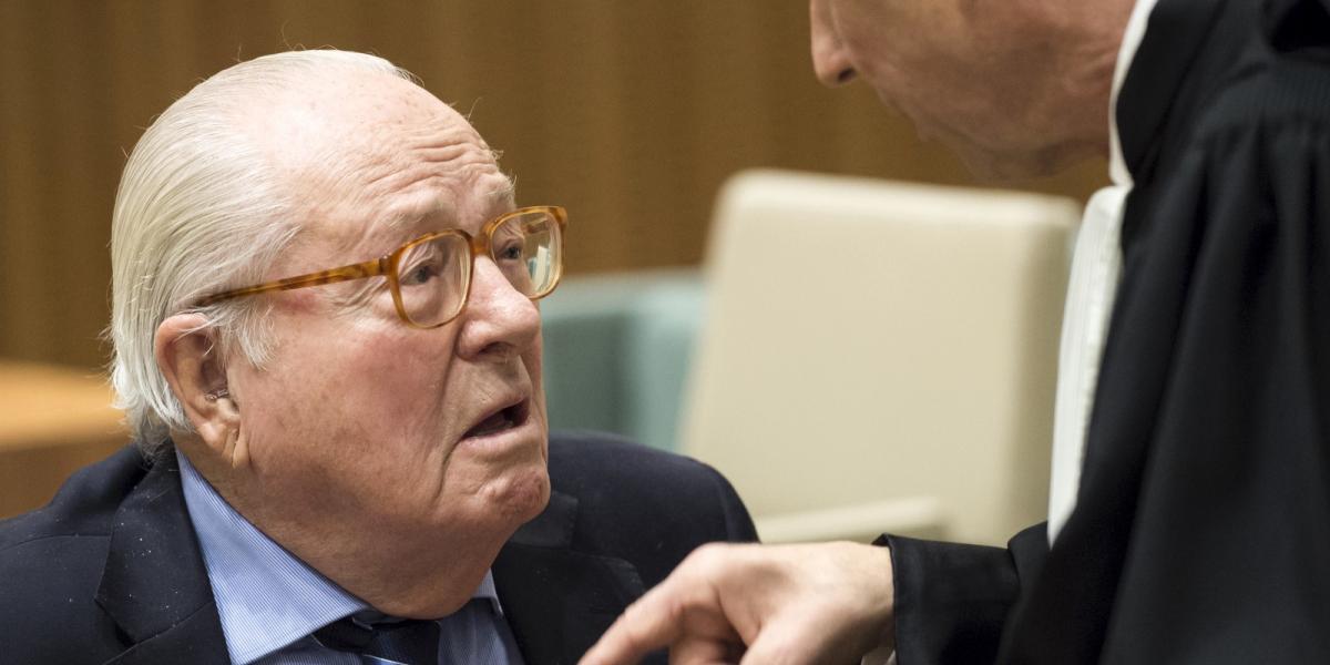 Jean-Marie Le Pen ügyvédjével beszélget. Fotó: JOHN THYS / AFP