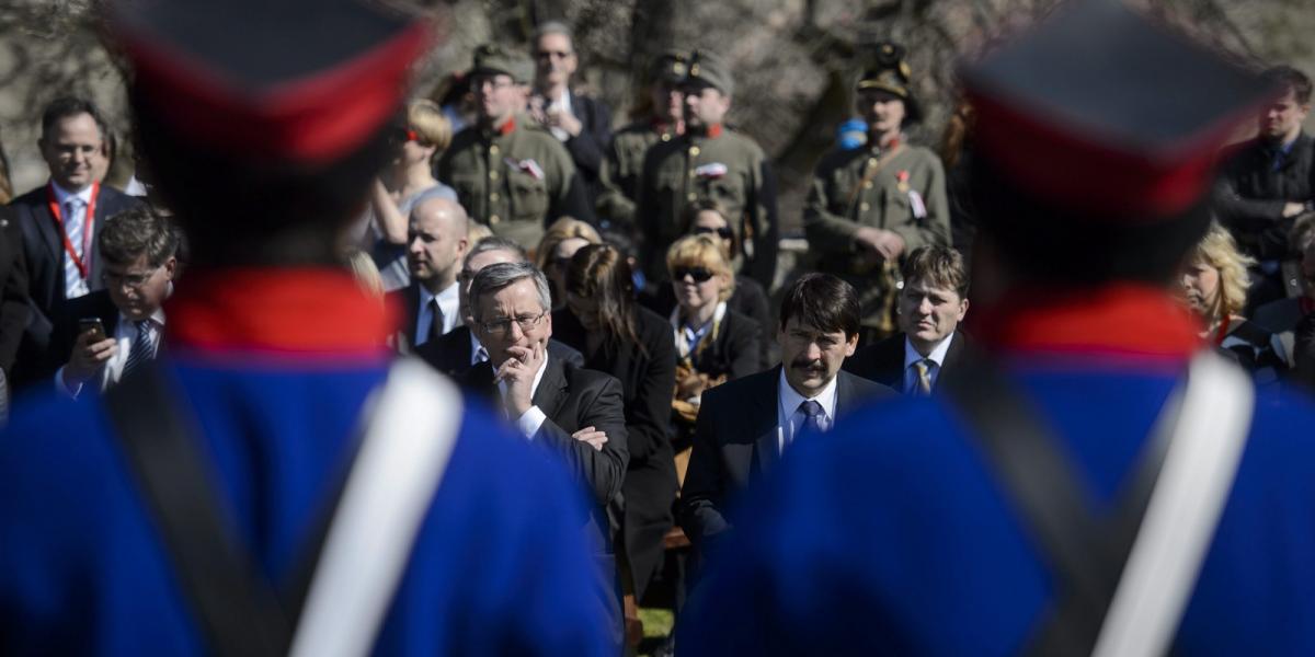 Áder János köztársasági elnök (j) és Bronislaw Komorowski lengyel államfő (b) hagyományőrzők bemutatóját nézik az Egri Vár falán