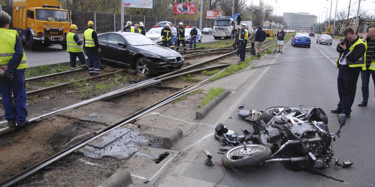 Baleset helyszíne a Könyves Kálmán körúton a Mester utca közelében 2014. március 23-án, ahol egy motoros és egy személygépkocsi 